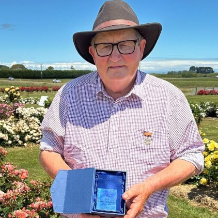 Bob Matthews with NZRS Award and My Mum rose_Dec 2024_Matthews Nurseries Ltd low res